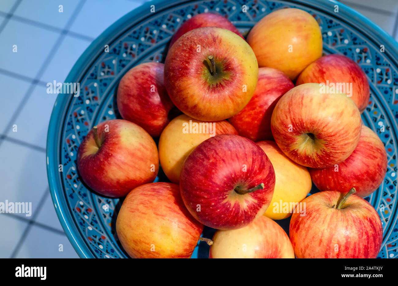 Organische Äpfel der Sorte Pinova in einer Obstschale Stockfoto