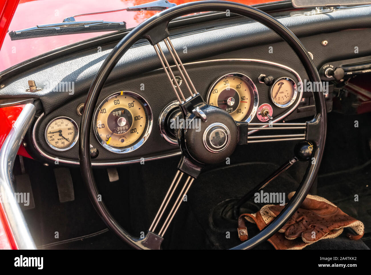 Blick auf das Armaturenbrett eines historischen englischen Auto Stockfoto