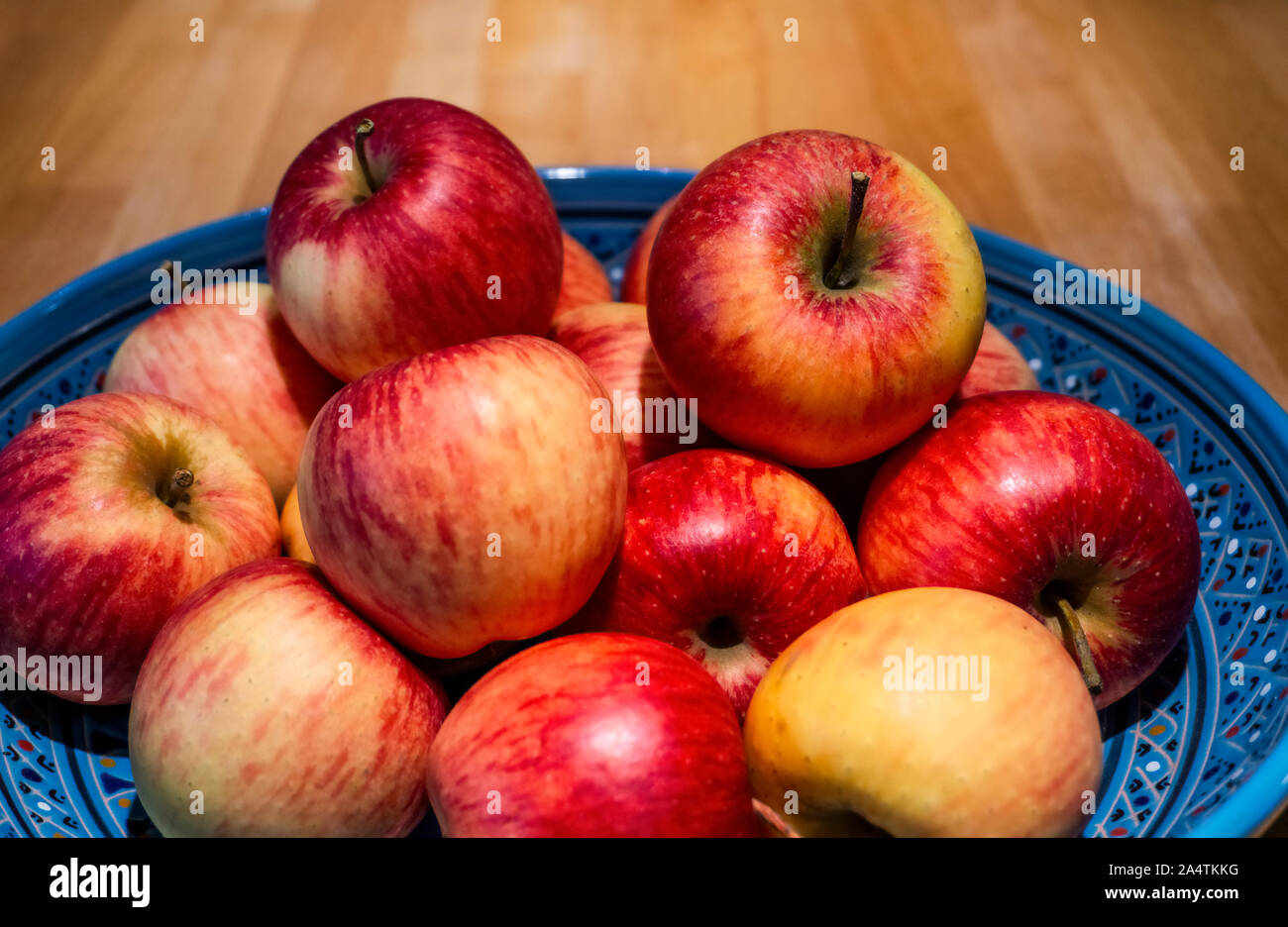 Äpfel aus biologischem Anbau in einer Schüssel auf einem Tisch Stockfoto