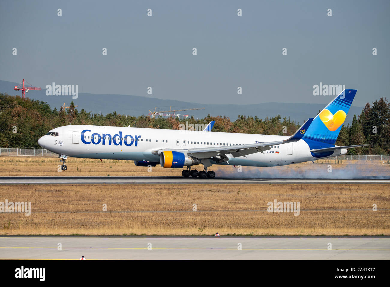 Frankfurt, Hessen / Deutschland - 29. August 2018 Flugzeug von Condor (Boeing 767-330-D-ABUI) auf der Start- und Landebahn im Nordwesten des Flughafens Frankfurt am Main. Stockfoto