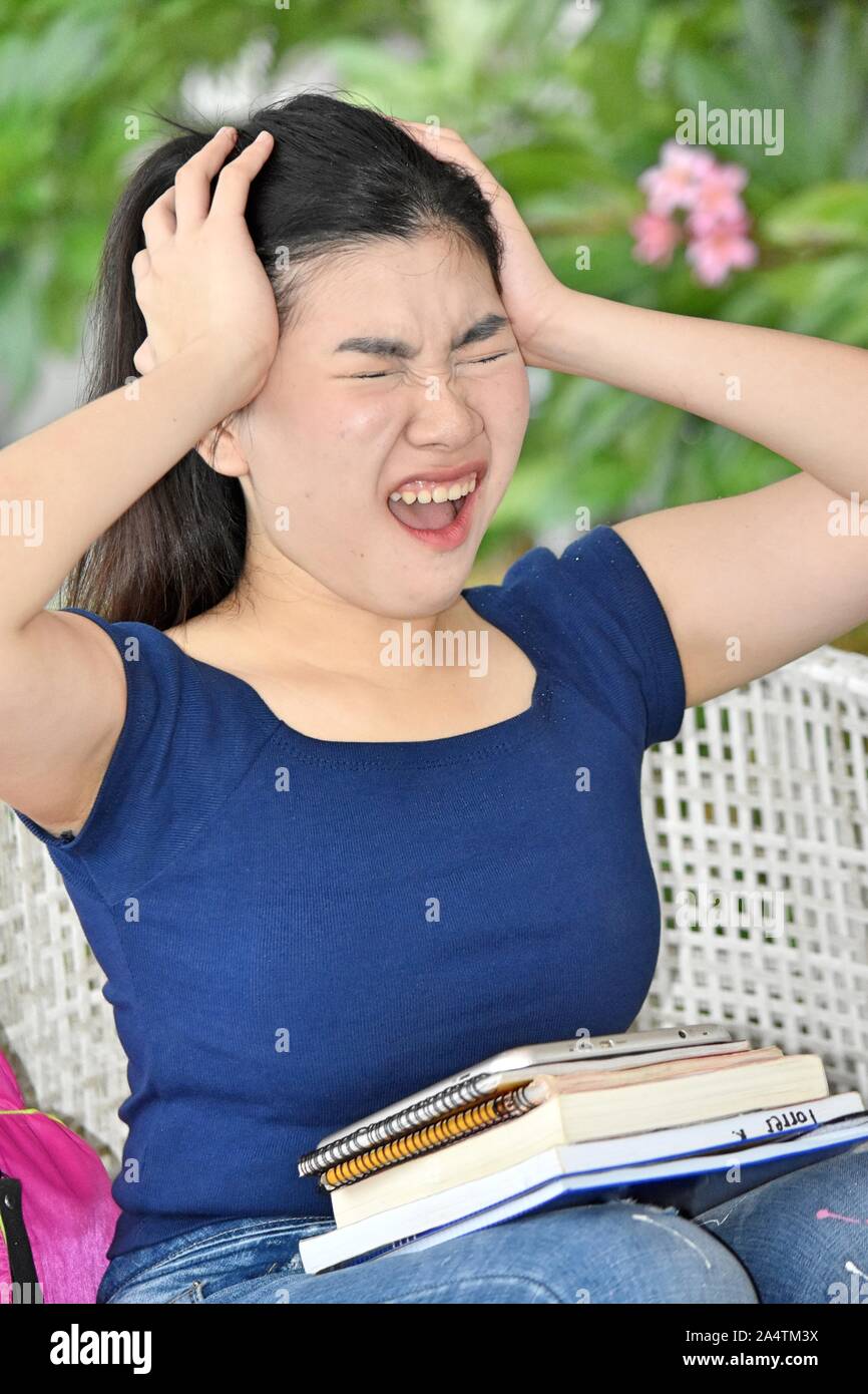 Stressvolle chinesischer Student Jugendlicher Schule Mädchen Stockfoto