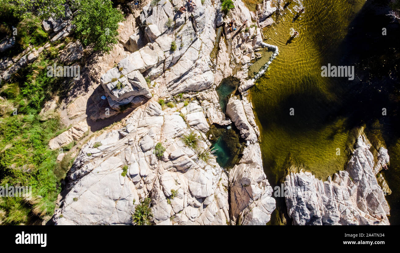 Drone Blick auf bunte natürliche Pools im Deep Creek Hot Springs, Südkalifornien, USA Stockfoto
