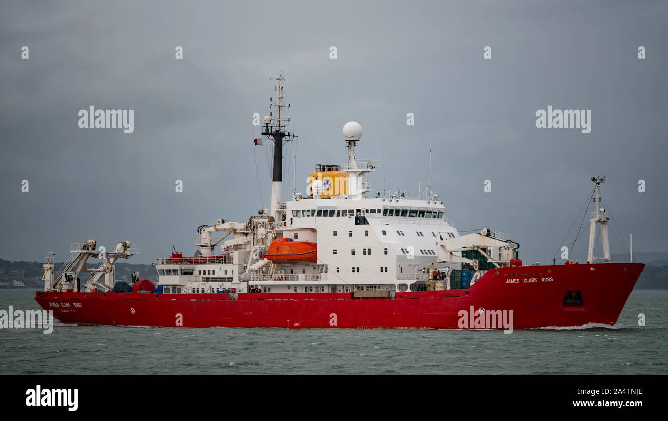 Die British Antarctic Survey wissenschaftliche Forschung Schiff RRS James Clark Ross in Portsmouth, Großbritannien ankommen Auf 16/10/19 (am) für einen kurzen Logistik stoppen. Stockfoto