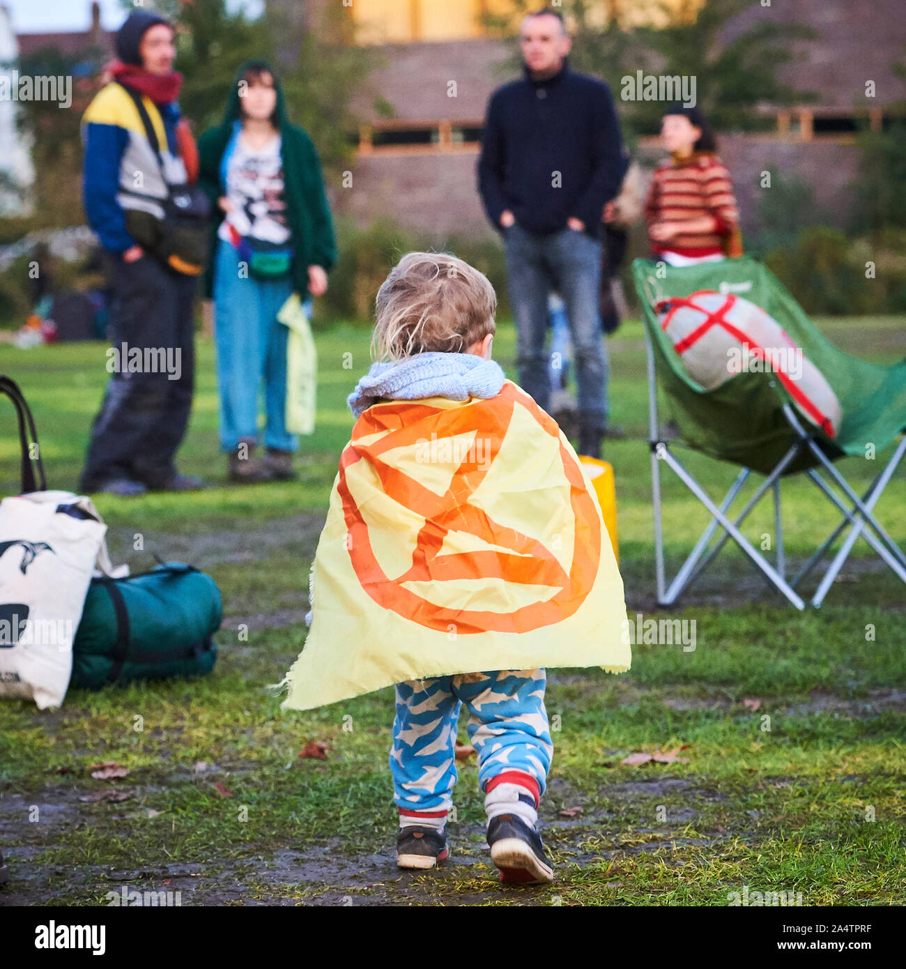 London, Großbritannien. 15. Oktober 2019. 2 Jährige Demonstrant, Tendai, spielt als Aussterben Rebellion Protest im Vauxhall Gärten von der Polizei geschlossen ist. Quelle: Thomas Bowles/Alamy leben Nachrichten Stockfoto