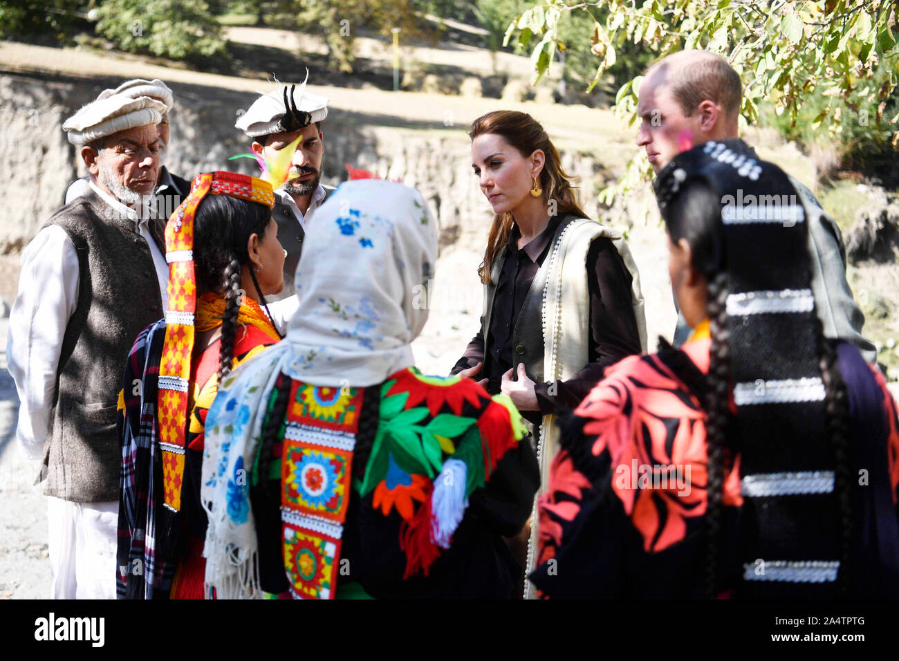 Der Herzog und die Herzogin von Cambridge sprechen mit Opfer der Überschwemmungen, die während eines Besuchs auf Bumburet Dorf im Chitral Bezirk Khyber-Pakhunkwa Provinz in Pakistan am dritten Tag der königlichen Besuch. Stockfoto