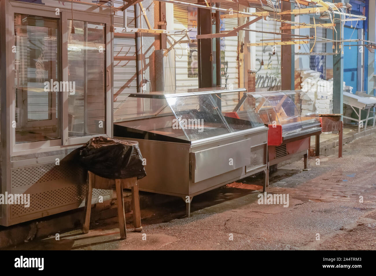 Leere Metzger Kühlschränke auf dem Markt. Nachtansicht von Fleisch shop Kühlschrank Ausstattung aussen geschlossene Geschäfte in der kapani Markt in Thessaloniki, Griechenland. Stockfoto