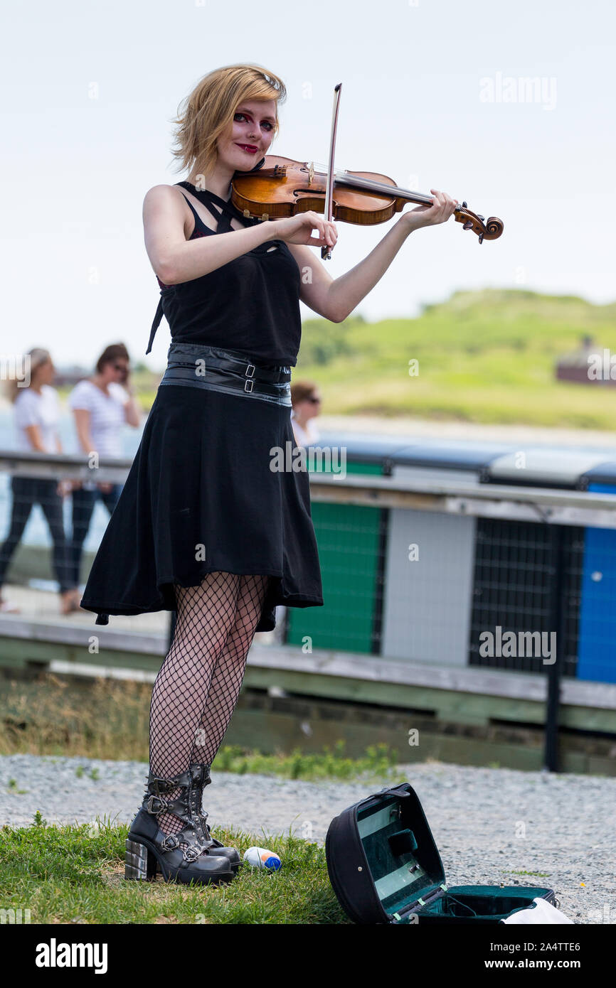 Busker. Junge Frau spielen Geige. Kanada, Halifax. Nova Scotia. Hafen Wasserfront. Stockfoto