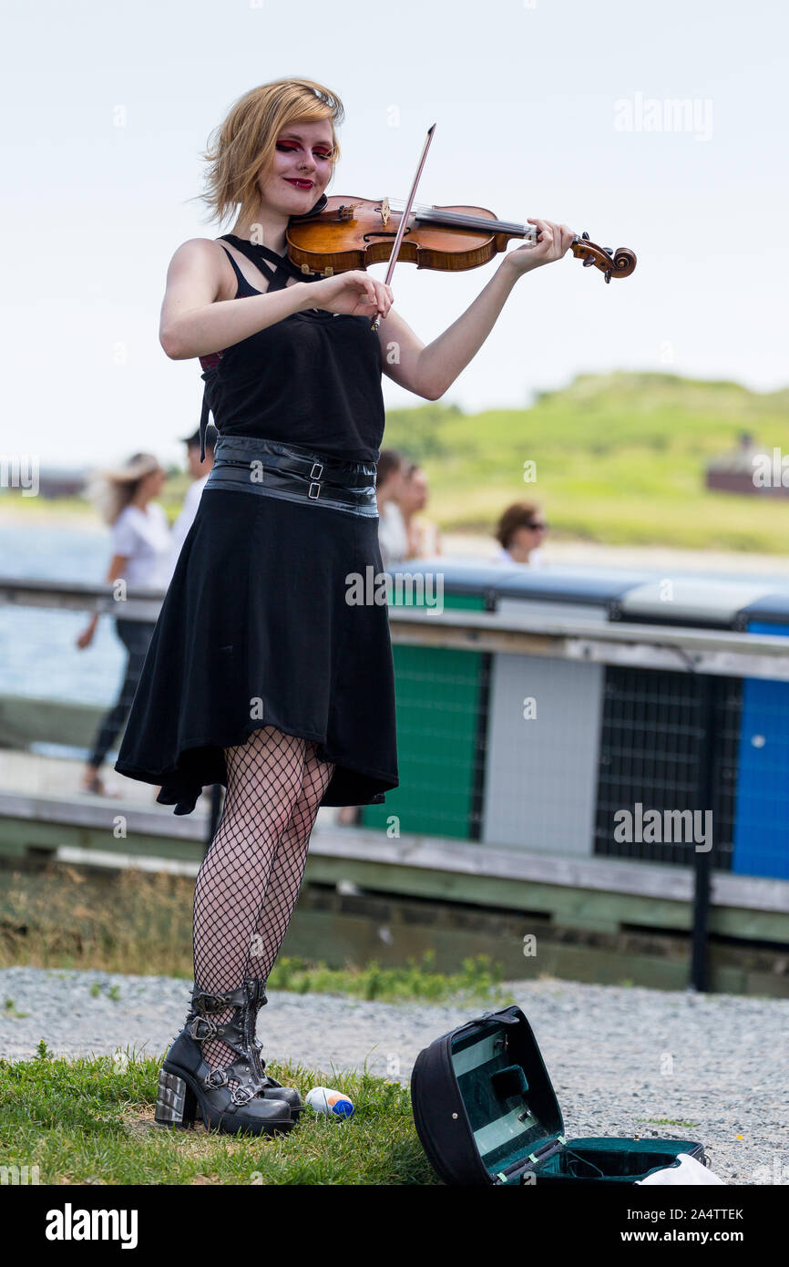 Busker. Junge Frau spielen Geige. Kanada, Halifax. Nova Scotia. Hafen Wasserfront. Stockfoto