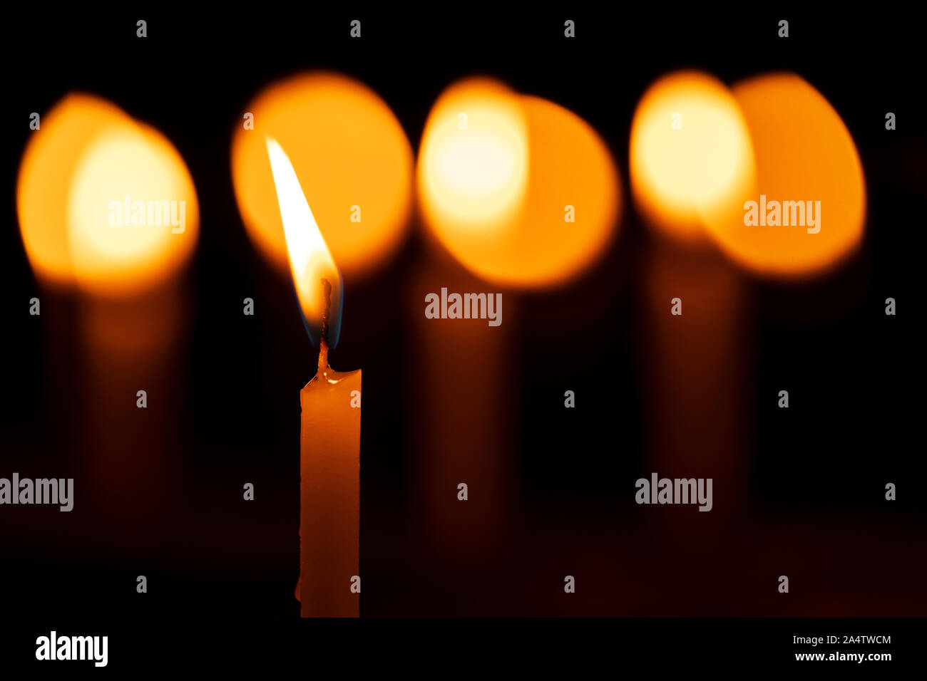 Kerze - Nahaufnahme von einem brennenden & Schmelzen Wachs Kerzen, schöne Bokeh lichter Hintergrund in Schwarz isoliert. Konzept für Diwali, Weihnachten Stockfoto