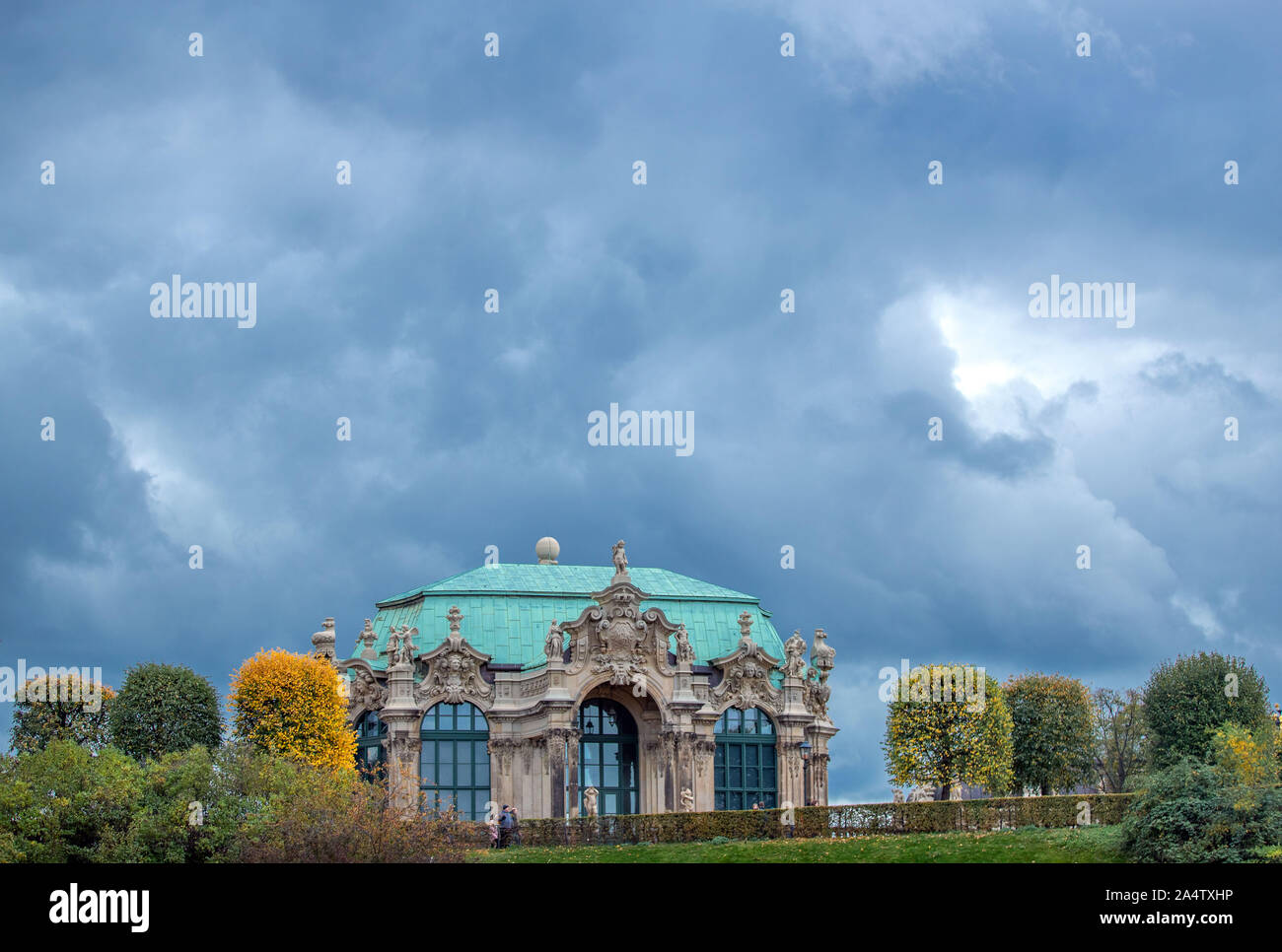 16. Oktober 2019, Sachsen, Dresden: Dunkle Wolken über der Zwinger. Im Herbst Wetter in Sachsen abwechselnd mit kühleren Temperaturen und teilweise Regen. Foto: Jens Büttner/dpa-Zentralbild/ZB Stockfoto