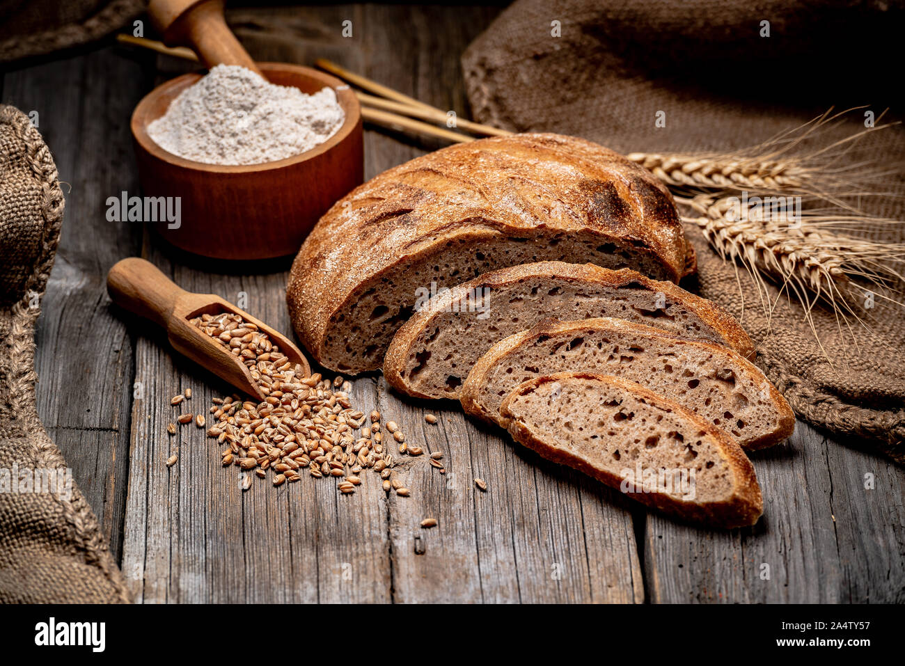 Frisch gebackene traditionelle Brot auf hölzernen Tisch. Stockfoto