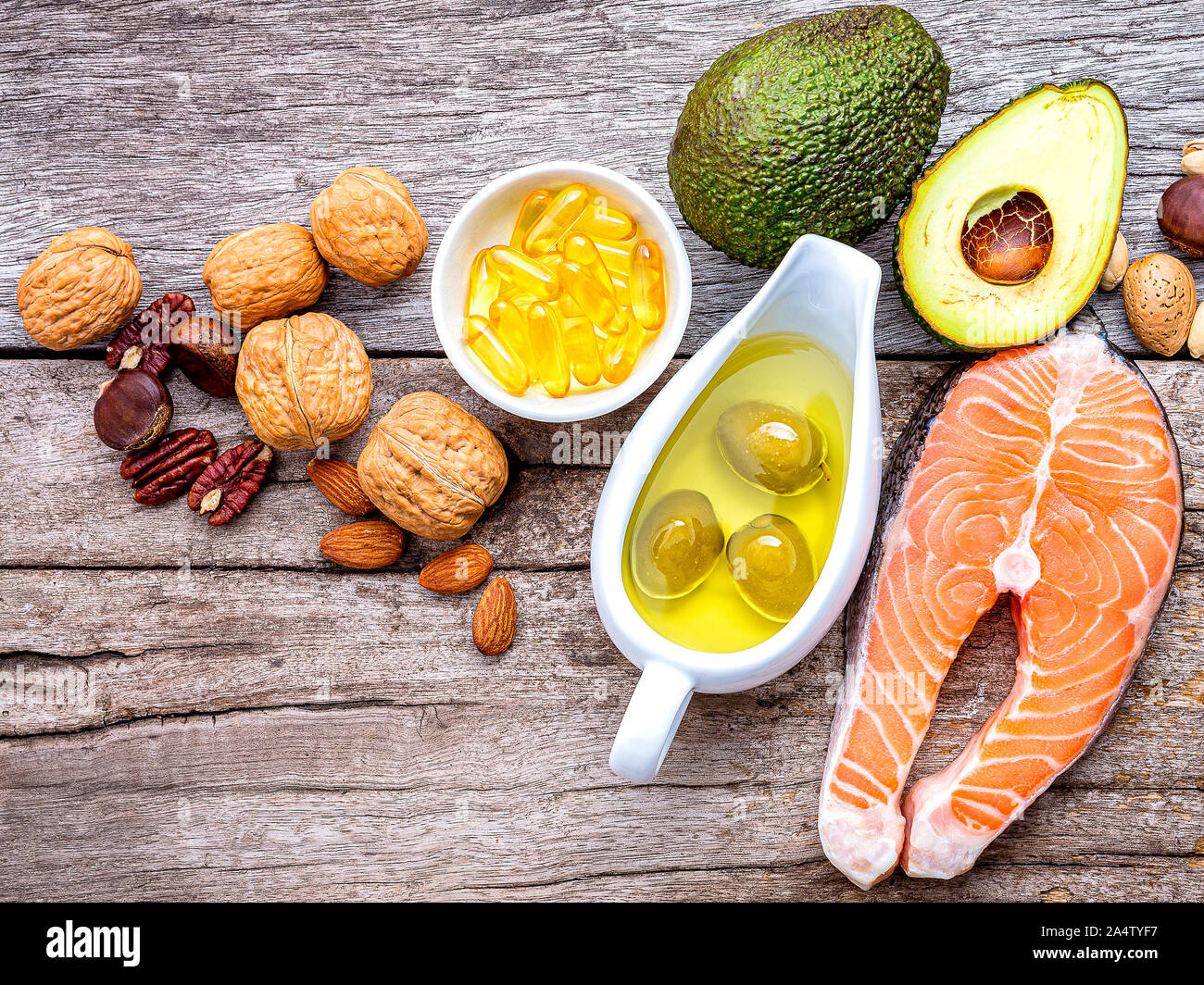 Auswahl essen Quellen von Omega 3 und ungesättigte Fette. Super Lebensmittel mit hohem Vitamin E und Ballaststoffe für eine gesunde Ernährung auf Holz- Hintergrund. Stockfoto