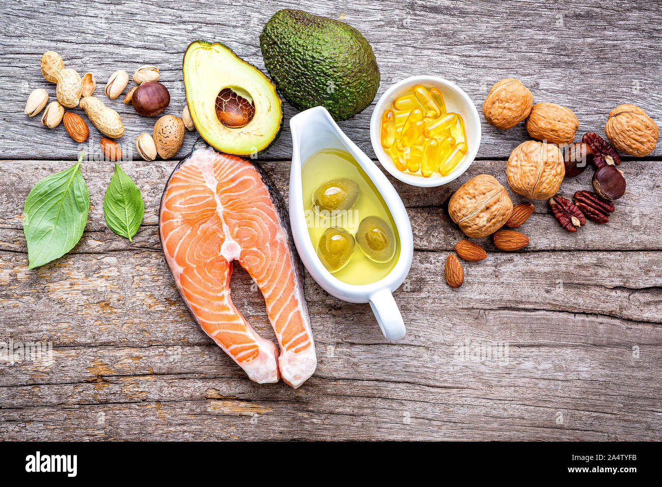 Auswahl essen Quellen von Omega 3 und ungesättigte Fette. Super Lebensmittel mit hohem Vitamin E und Ballaststoffe für eine gesunde Ernährung auf Holz- Hintergrund. Stockfoto