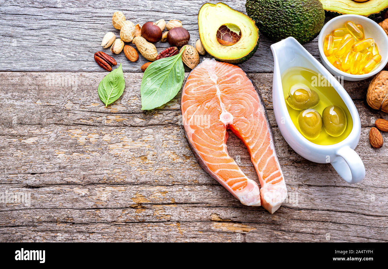 Auswahl essen Quellen von Omega 3 und ungesättigte Fette. Super Lebensmittel mit hohem Vitamin E und Ballaststoffe für eine gesunde Ernährung auf Holz- Hintergrund. Stockfoto