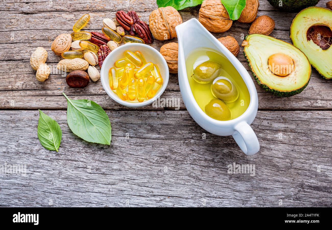 Auswahl essen Quellen von Omega 3 und ungesättigte Fette. Super Lebensmittel mit hohem Vitamin E und Ballaststoffe für eine gesunde Ernährung auf Holz- Hintergrund. Stockfoto