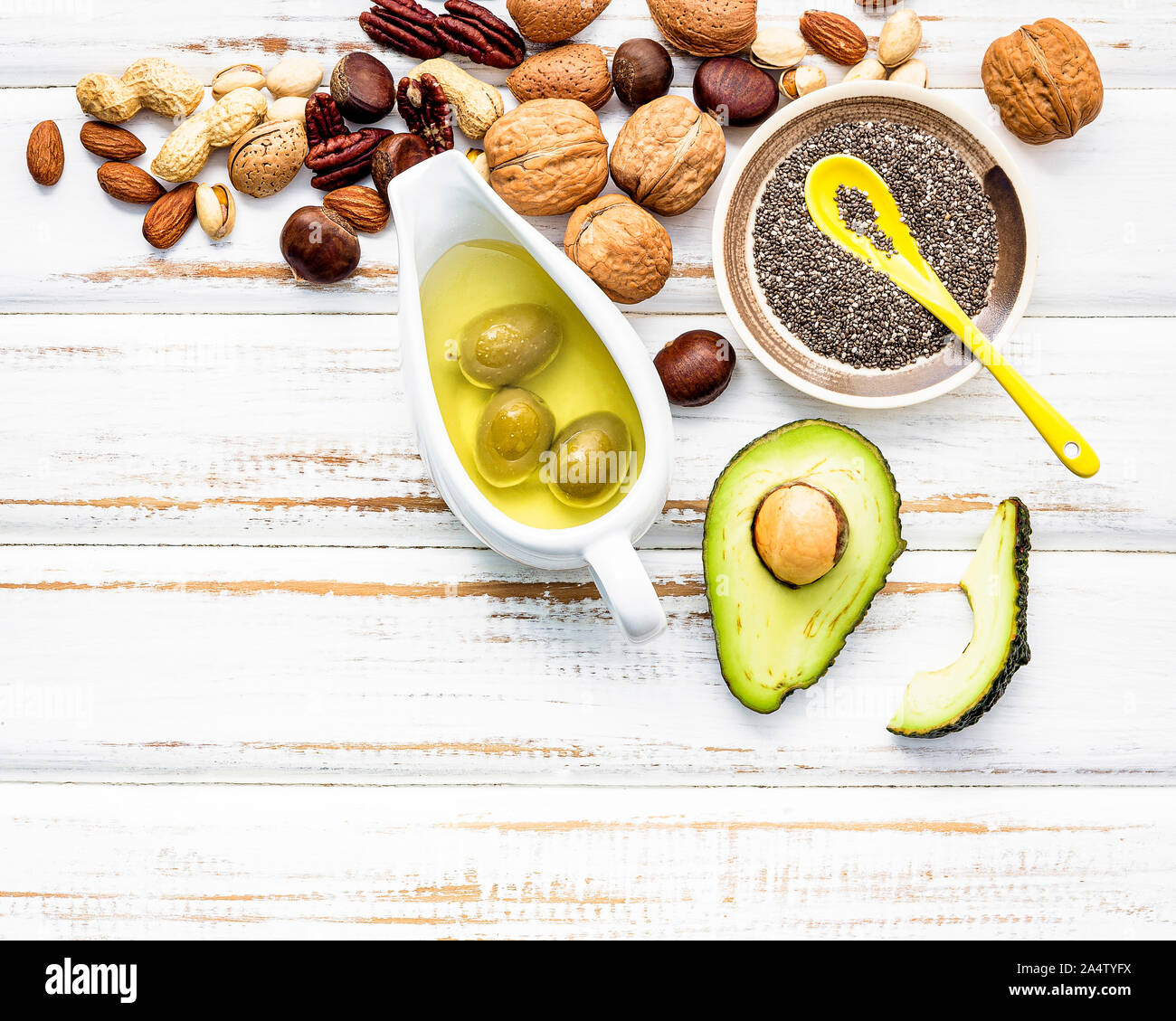 Auswahl essen Quellen von Omega 3 und ungesättigte Fette. Super Lebensmittel mit hohem Vitamin E und Ballaststoffe für eine gesunde Ernährung auf Holz- Hintergrund. Stockfoto