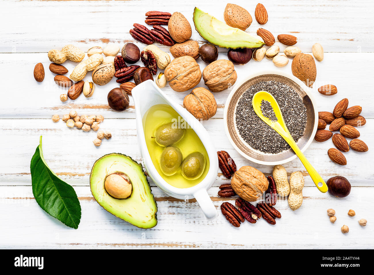 Auswahl essen Quellen von Omega 3 und ungesättigte Fette. Super Lebensmittel mit hohem Vitamin E und Ballaststoffe für eine gesunde Ernährung auf Holz- Hintergrund. Stockfoto