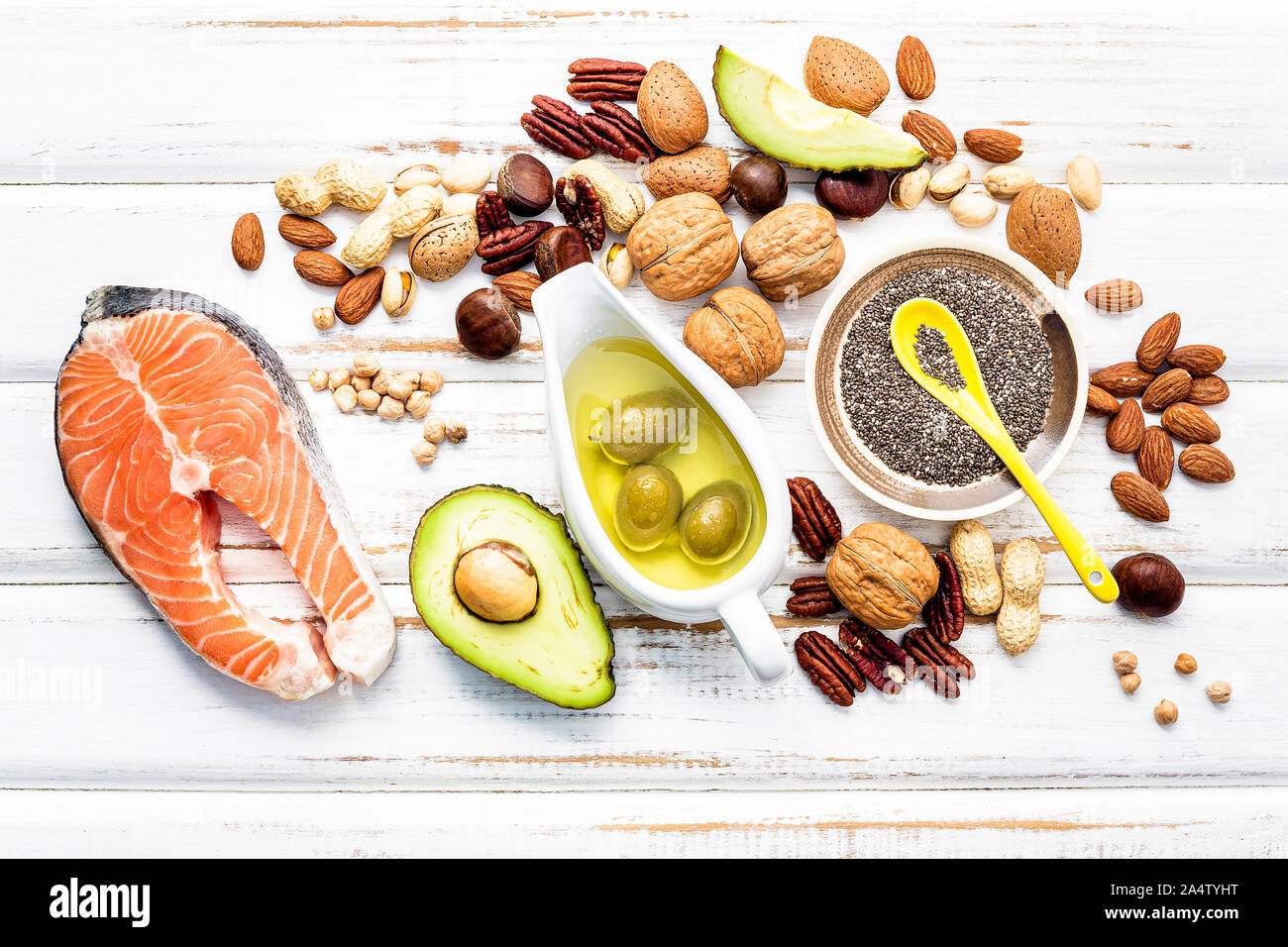 Auswahl essen Quellen von Omega 3 und ungesättigte Fette. Super Lebensmittel mit hohem Vitamin E und Ballaststoffe für eine gesunde Ernährung auf Holz- Hintergrund. Stockfoto