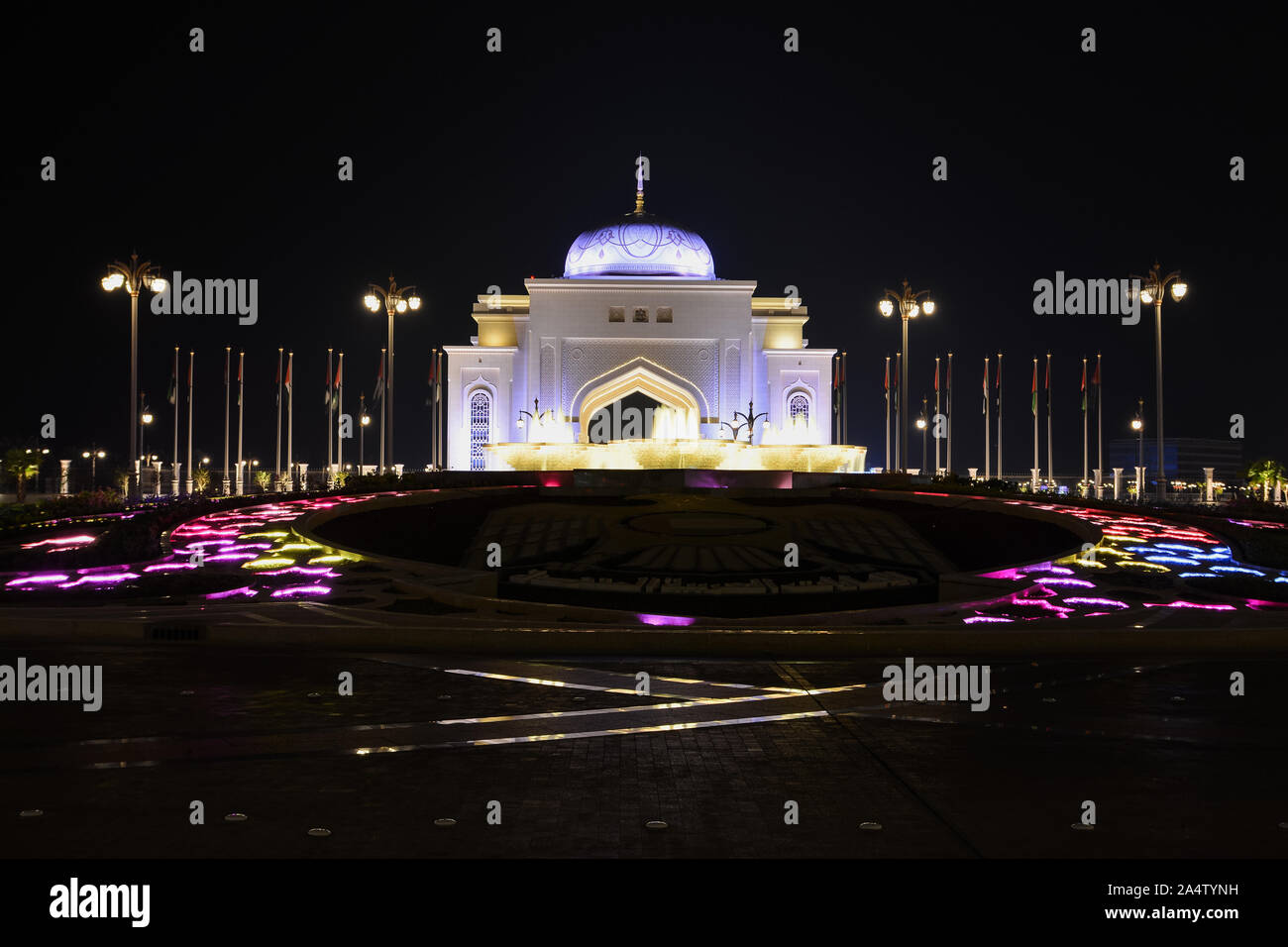 Nacht Presidential Palace Gate und bunte Brunnen in Abu Dhabi, Vereinigte Arabische Emirate. Stockfoto