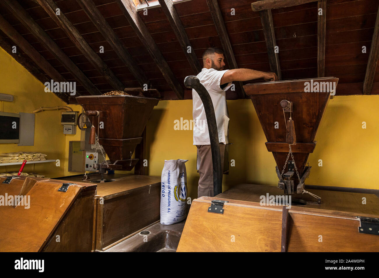 Alte Wasser angetriebenen Mühle, wo geröstetem Mais ist die Masse Mehl genannt Gofio auf traditionelle Art und Weise zu machen, La Orotava, Teneriffa, Kanarische Inseln, Spanien Stockfoto