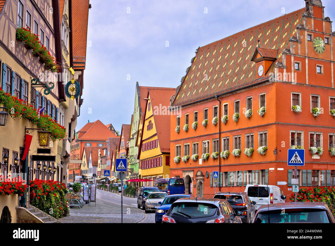 Bunte deutsche Fassaden der historischen Altstadt von Dinkelsbühl, Romantische Straße von Bayern Region in Deutschland Stockfoto