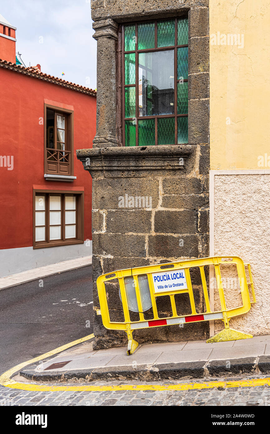 Bleiglasfenstern grünes Glas Fenster in Gebäude aus Stein auf der Ecke der Calle San Juan und Calle Cantillo, und eine lokale Polizei Kunststoff Barriere, La Orotava, 10 Stockfoto
