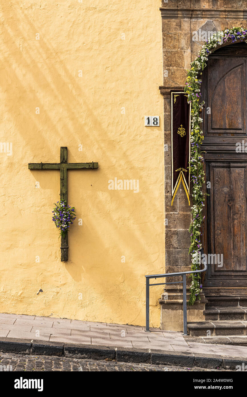 Blumendekoration auf der Tür und Kruzifix in der Kirche von San Francisco in La Orotava, für einen religiösen Fiesta, Teneriffa, Kanarische Inseln, Spanien Stockfoto