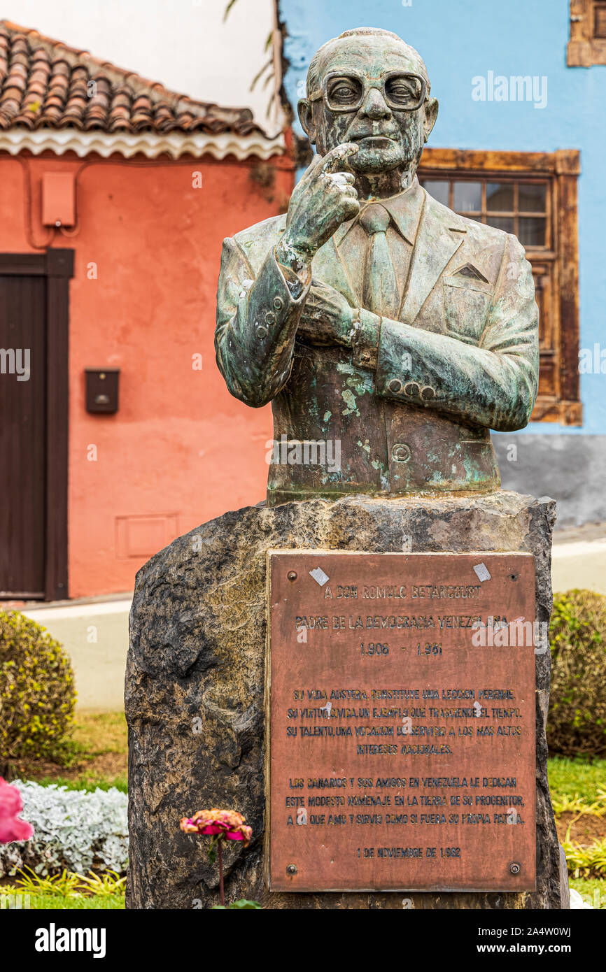 Bronzebüste von Ernesto Rómulo Betancourt Bello als Vater der venezolanischen Demokratie bekannt, in einem kleinen Garten in der Plaza de Fernando Fuentes, in L Stockfoto