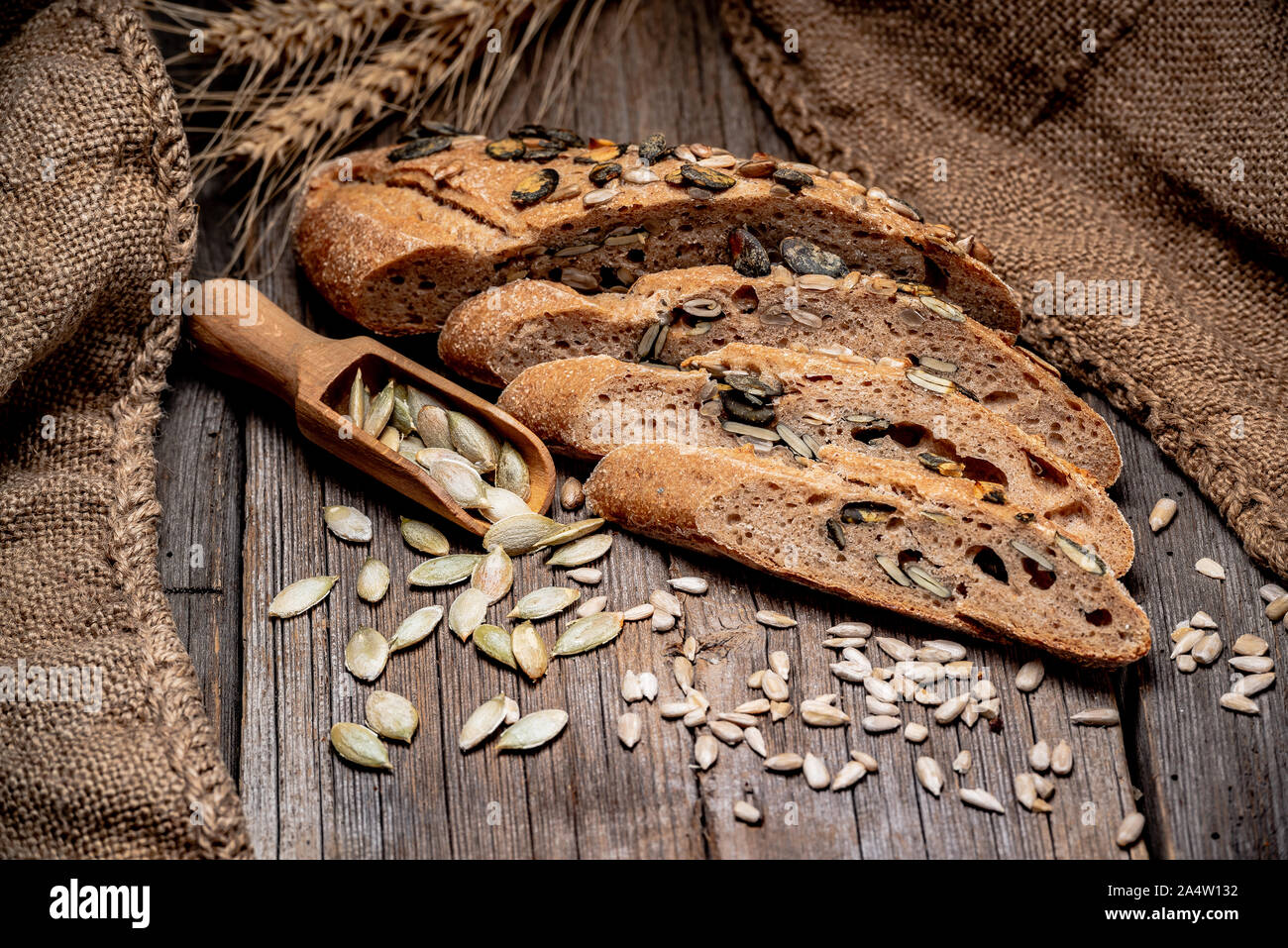 Frisch gebackene traditionelle Brot auf hölzernen Tisch. Stockfoto