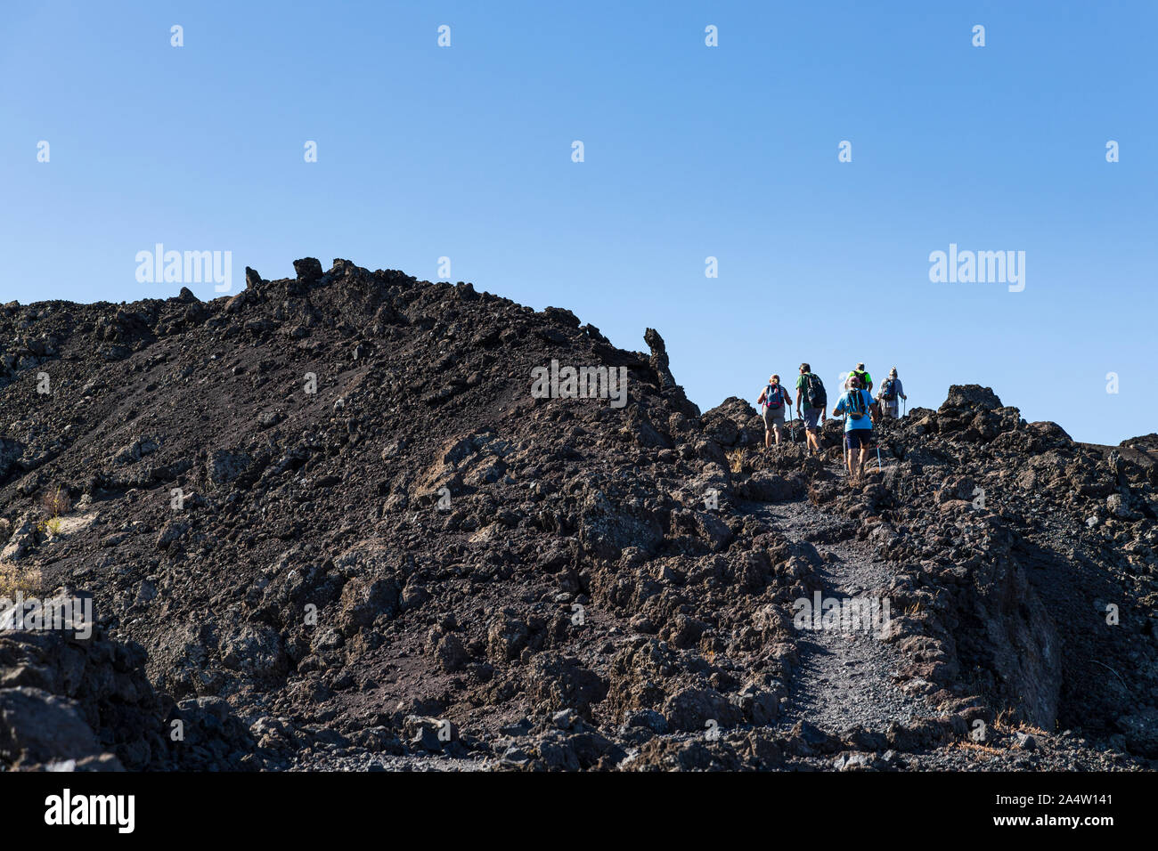 Walking Gruppe Trekking über die erstarrten Lava aus dem Jahre 1909 Chinyero Ausbruch oben Valle Arriba, Santiago del Teide, Teneriffa, Kanarische Inseln, Spai Stockfoto