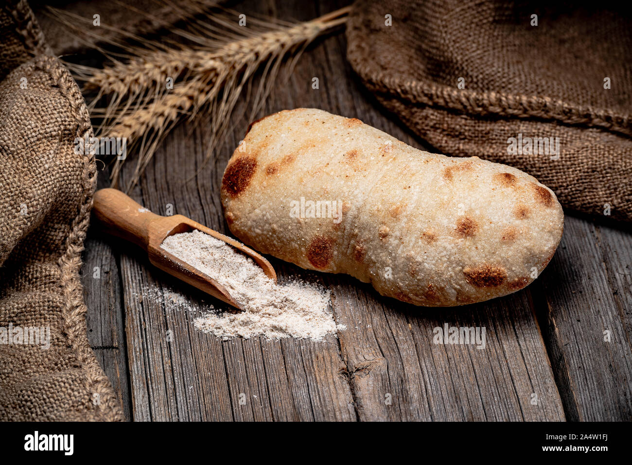 Ciabatta Brot auf dem Holz eingebracht. Gesunde Ernährung Stockfoto