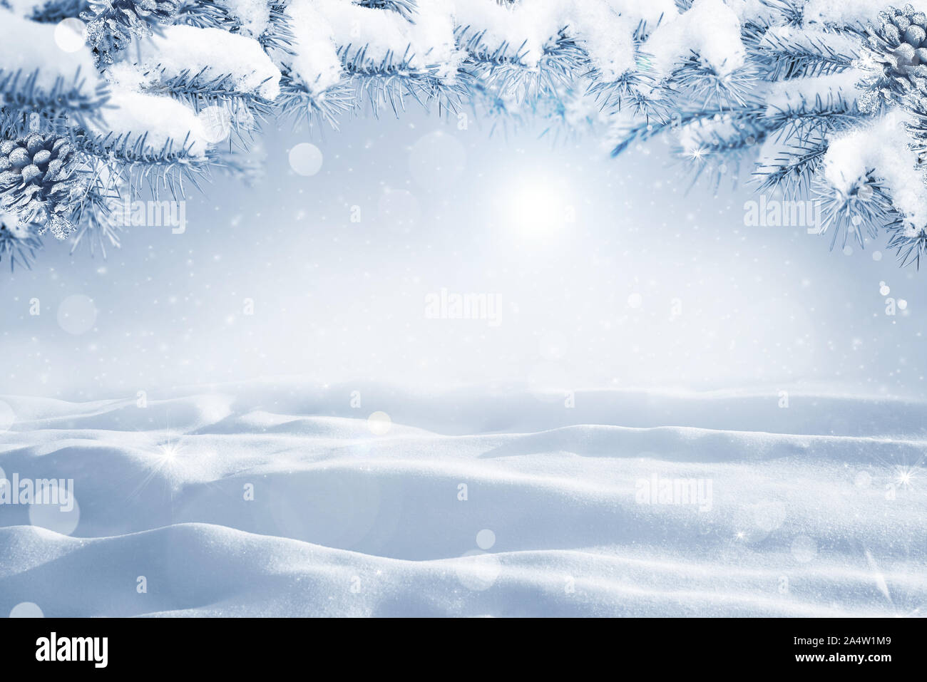 Winter Weihnachten malerischen Hintergrund mit kopieren. Morgen Schnee Landschaft mit Weihnachten Filialen schliessen mit Schnee bedeckt, Sonnenlicht, schneeverwehungen Stockfoto