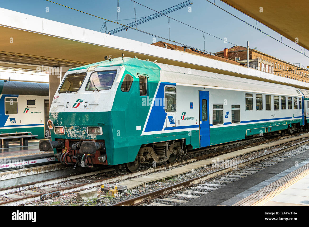 Zug wartet auf abfahrt Fotos und Bildmaterial in hoher Auflösung Alamy