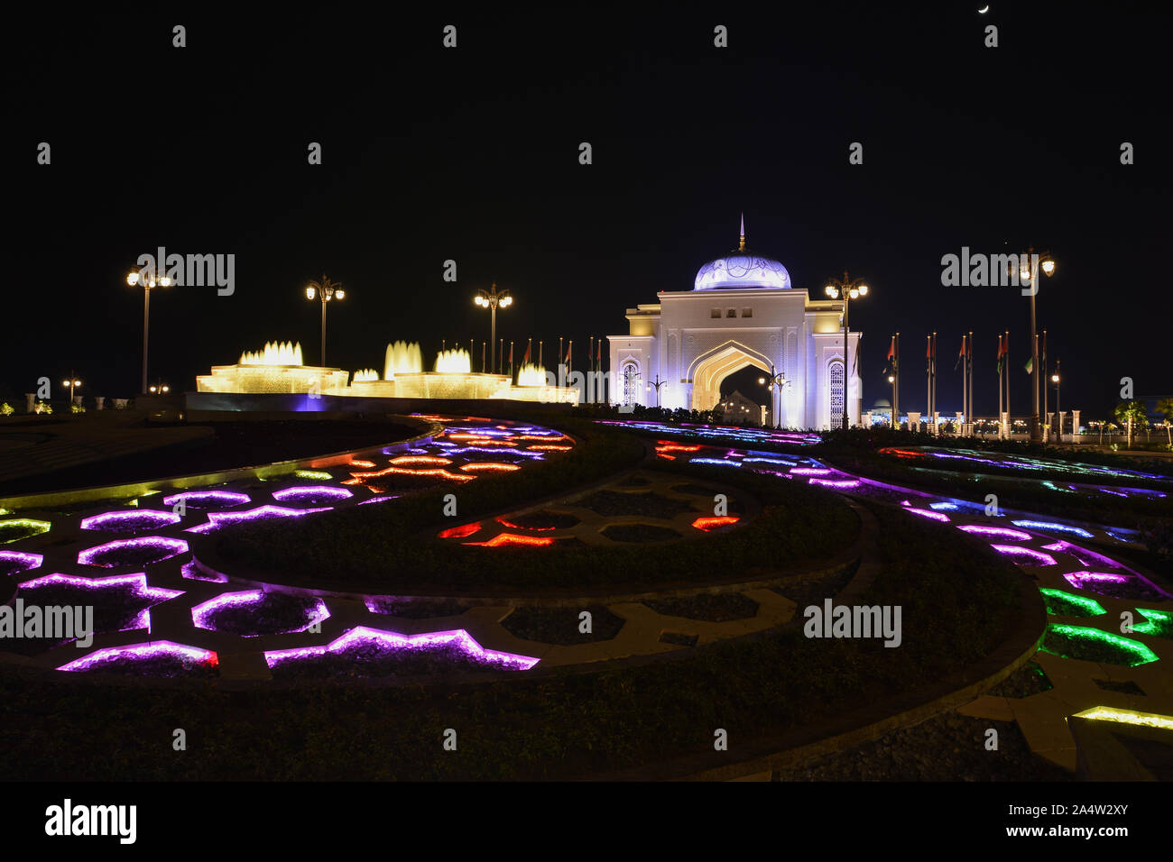 Nacht Presidential Palace Gate und bunte Brunnen in Abu Dhabi, Vereinigte Arabische Emirate. Stockfoto