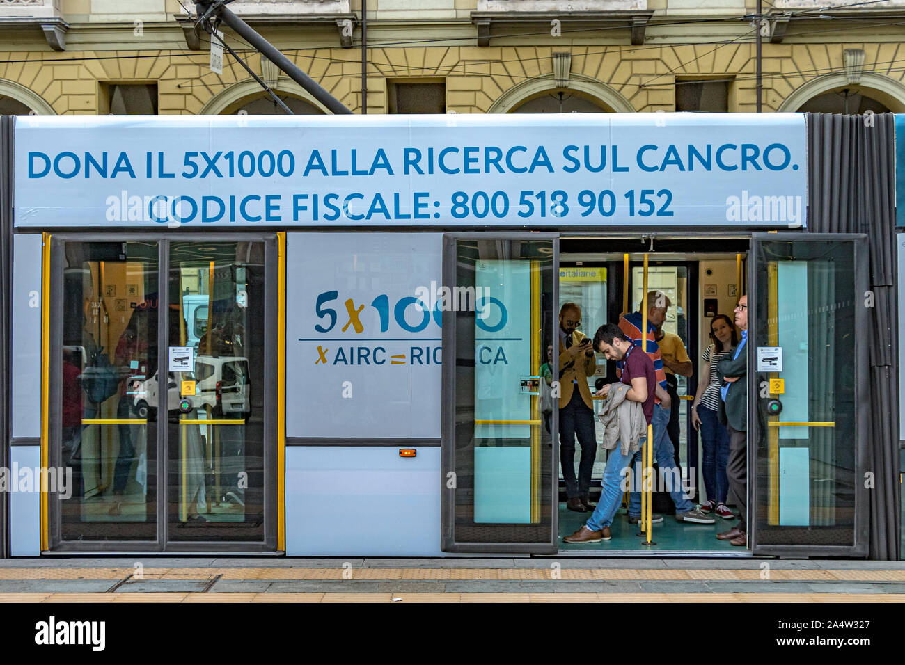 Leute, die weg von einer Straßenbahn in der Via Sacchi in Turin, Italien Stockfoto