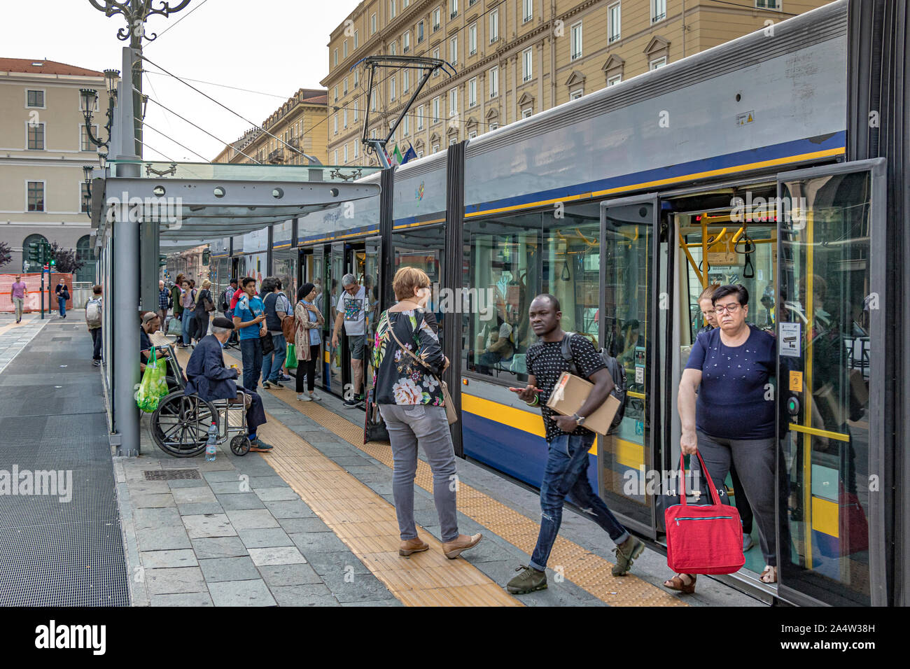 Leute, die weg von einer Straßenbahn in der Via Sacchi in Turin, Italien Stockfoto