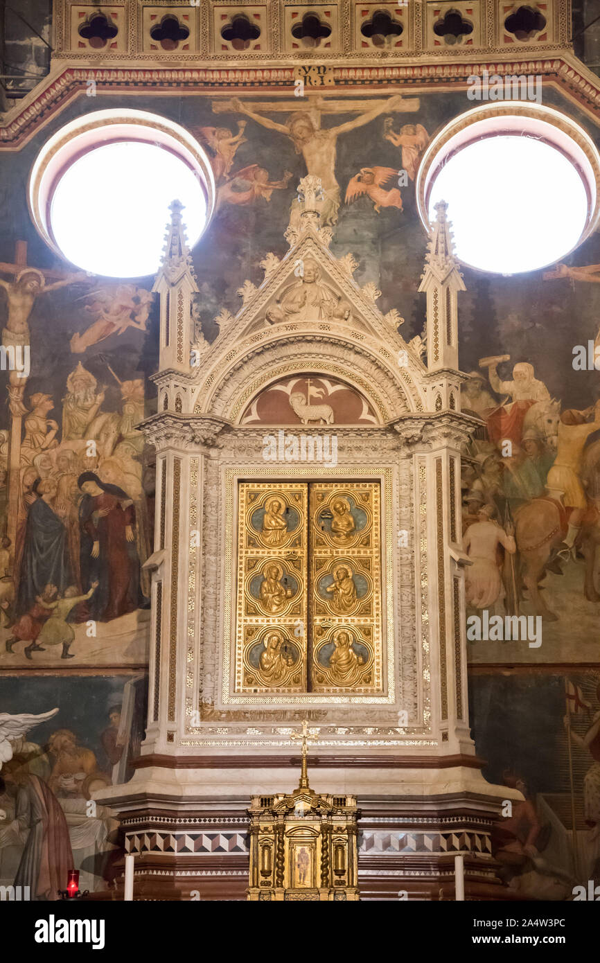 Im Gotischen aedicule-förmige Wohnung auf dem Altar von Cappella Del Corporale (Kapelle des Corporal) der italienischen gotischen Kathedrale Santa Maria Assun Stockfoto