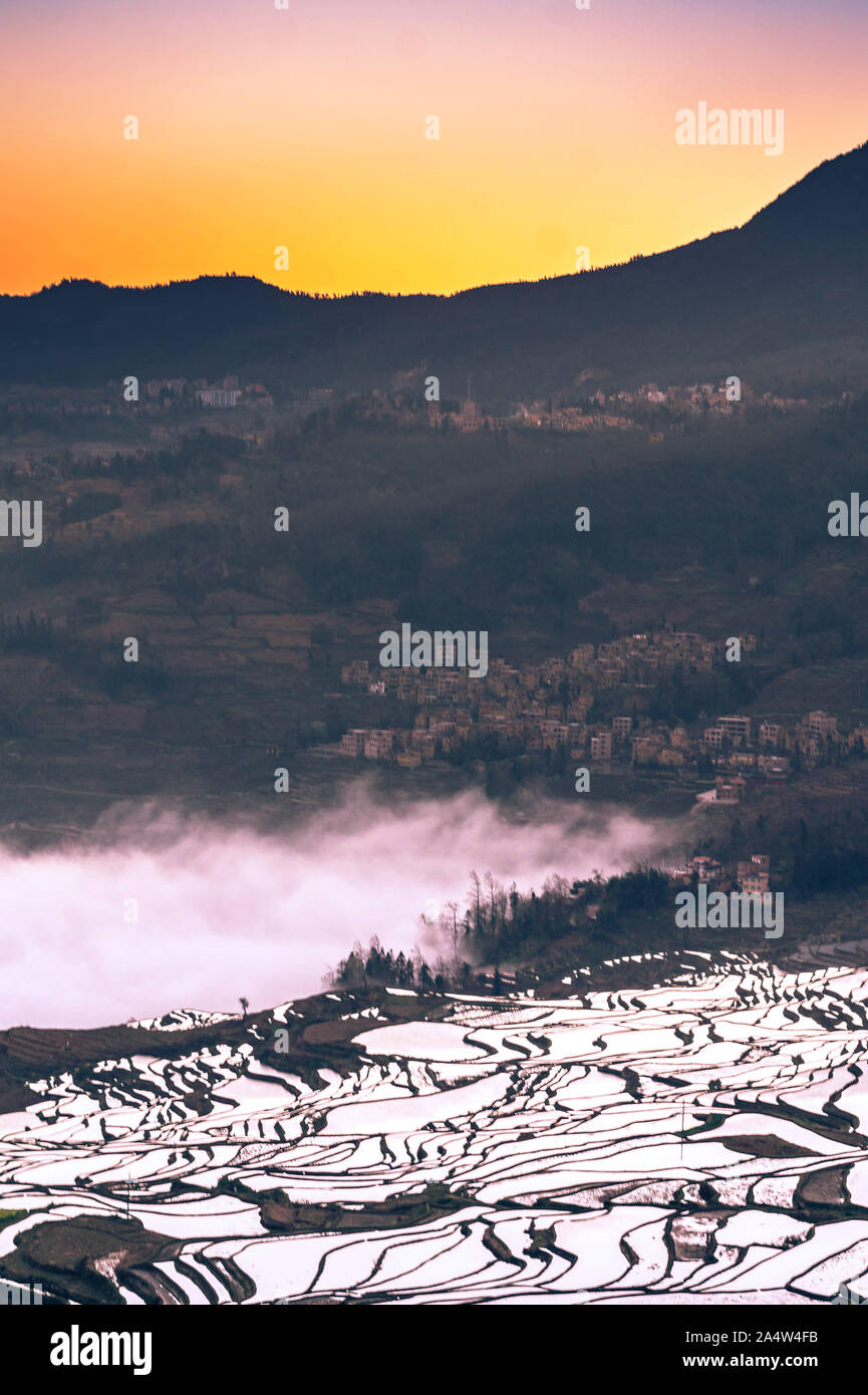Kleines Dorf und Terraced Rice Fields von YuanYang, China mit Blick aufs Meer von Nebel und Wolken Stockfoto