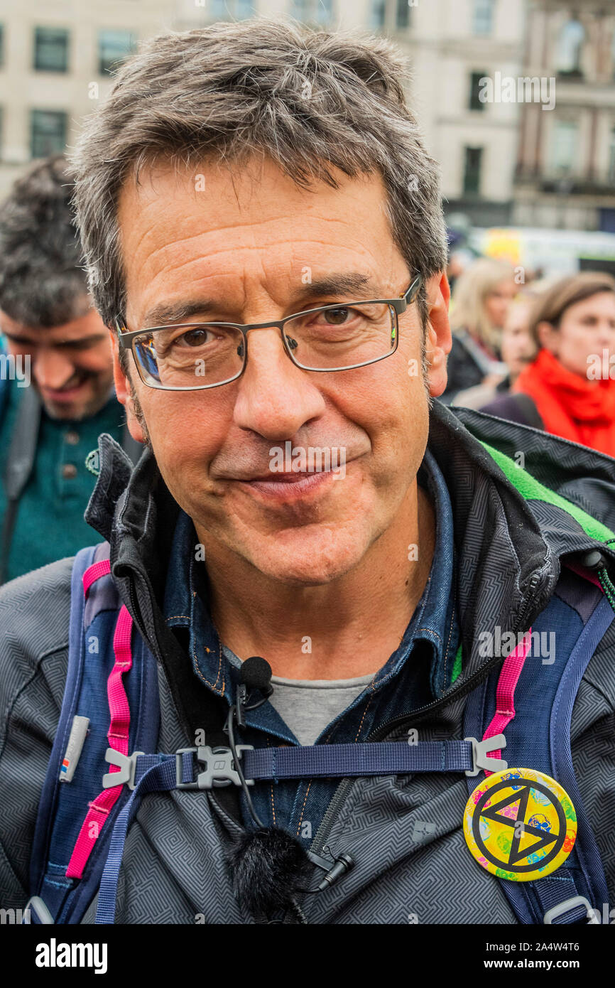 London, Großbritannien. 16. Okt 2019. George Monbiot kommt zu sprechen und verhaftet werden - Versammlung in Trafalgar Square über das polizeiliche Verbot mehr als zwei XR Mitglieder zusammen zu sein - Die zweite Woche des Aussterbens Rebellion Oktober Aktion die Straßen in Central London blockiert hat zu protestieren, doch ist nun weitgehend gelöscht. Sie sind einmal hervorheben, das Klima, mit der Zeit den Planeten vor einer Klimakatastrophe zu speichern. din Credit: Guy Bell/Alamy leben Nachrichten Stockfoto