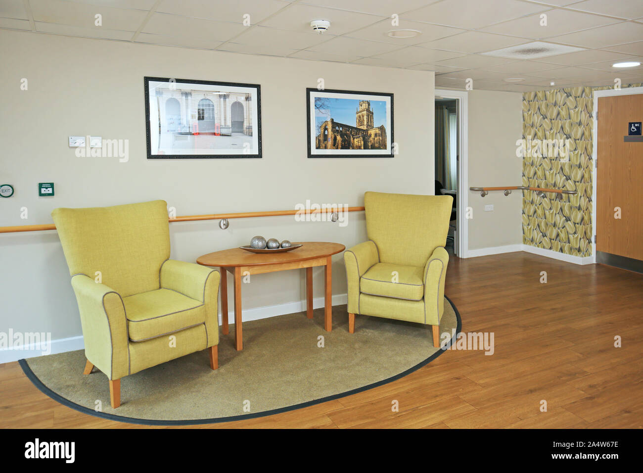 Innenraum eines neu renovierten Care Home in der Nähe von Wakefield, Großbritannien. Zeigt helle Farben, Tapeten, Sesseln und Sicherheit Handläufe. Stockfoto