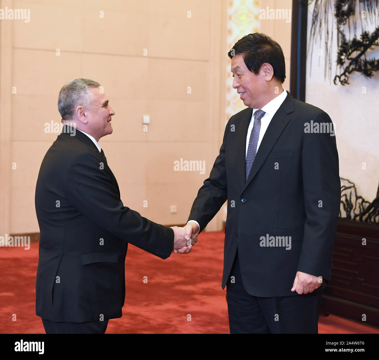 Peking, China. 16 Okt, 2019. Li Zhanshu, Vorsitzender des Nationalen Volkskongresses (NVK) Ständiger Ausschuss, trifft sich mit Kasymguly Babayev, stellvertretender Vorsitzender der Mejlis, oder den turkmenischen Parlament, in der Großen Halle des Volkes in Peking, der Hauptstadt von China, 16. Okt., 2019. Quelle: Rao Aimin/Xinhua/Alamy leben Nachrichten Stockfoto