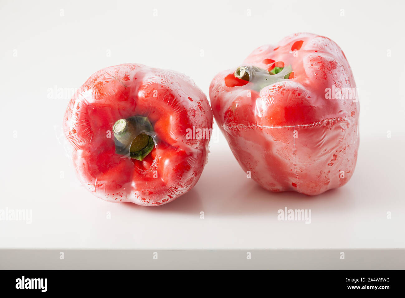 Single use Kunststoffverpackungen. Paprika Gemüse im Beutel Stockfoto
