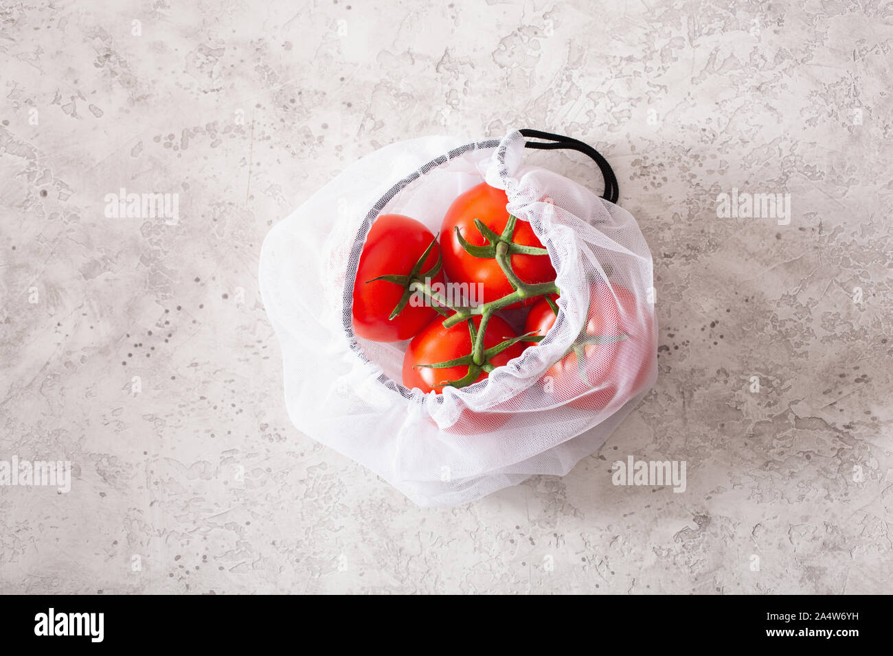 Tomaten Gemüse in wiederverwendbare mesh Nylon Tasche, Kunststoff sich null Abfall Konzept Stockfoto