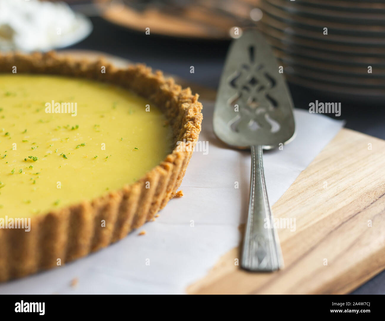 Nahaufnahme eines authentischen Key Lime Pie mit antikem Silber pie Server gezeigt. Stockfoto