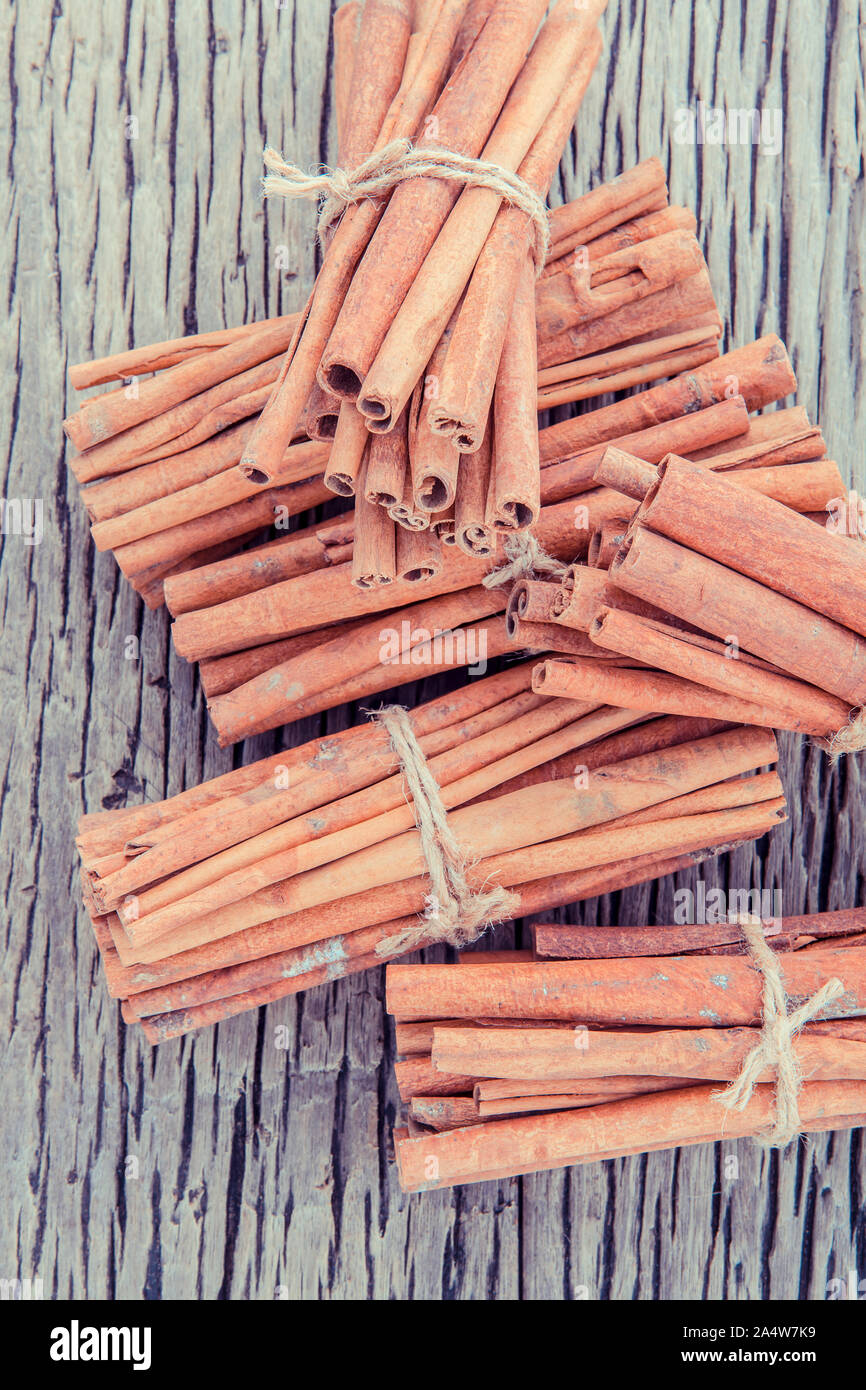 Gebunden Cinnamon Stick mit selektiven Fokus auf alten hölzernen Hintergrund. Stockfoto