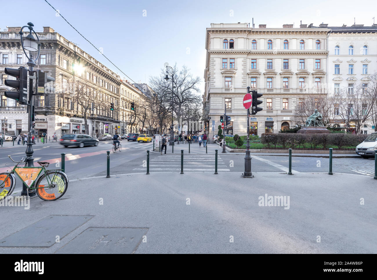 Budapest, Ungarn - 28. September 2019: Jokai-Platz oder Jókai tér auf Andrássy út mit Skulpturen von Jókai Mór und Ady Endre und Menschen, die auf der Straße laufen. Stockfoto