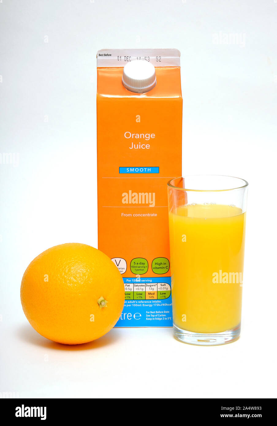 Orange Saft in Karton auf weißem Hintergrund Stockfoto