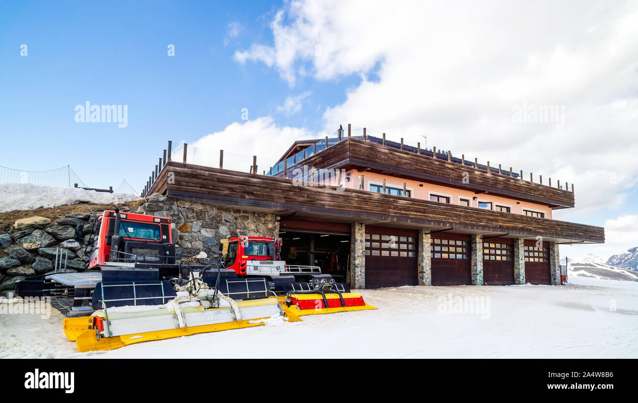 Pistenraupen bereit für Hänge und Pisten, Berghütte, Livigno, Italien, Alpen Stockfoto