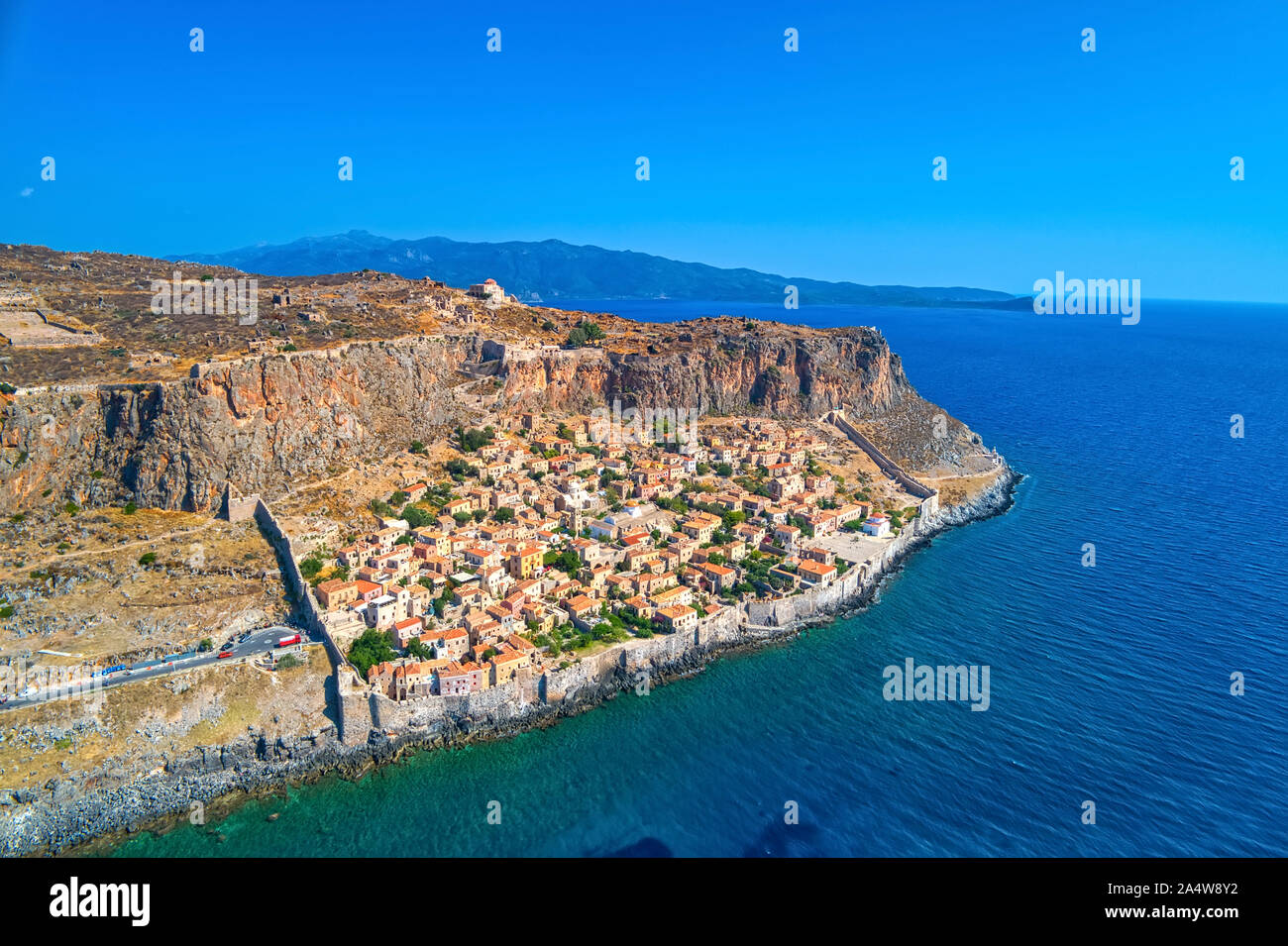 Luftbild der Altstadt von Monemvasia in Lakonien, Peloponnes, Griechenland. Monemvasia ist oft "Die griechischen Gibraltar" genannt. Stockfoto