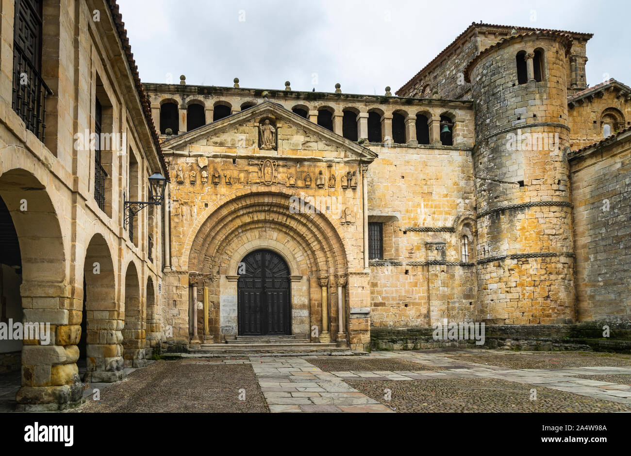 Hauptfassade Blick auf die romanische Stiftskirche von Santillana del Mar in Kantabrien in Spanien. Stockfoto Hauptfassade Blick auf die romanische Stiftskirche von Santillana del Mar in Kantabrien in Spanien. Stockfoto